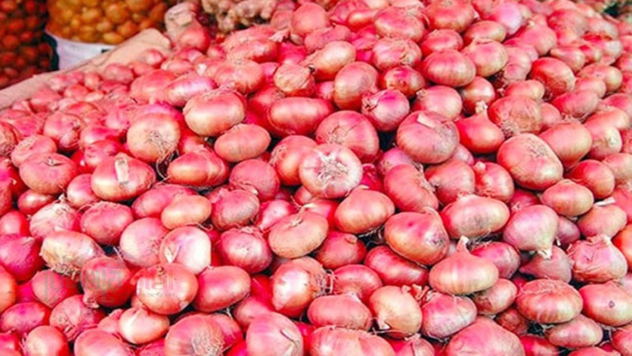 বাণিজ্য উপদেষ্টার হুঁশিয়ারির পরও কমছে না পেঁয়াজের দাম