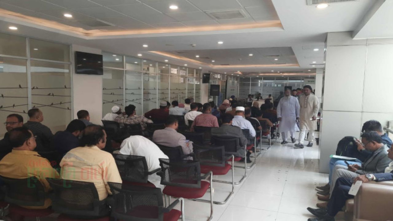 তরুণ থেকে বুড়ো, সবার ভিড় এনসিপির সাক্ষাৎকারে