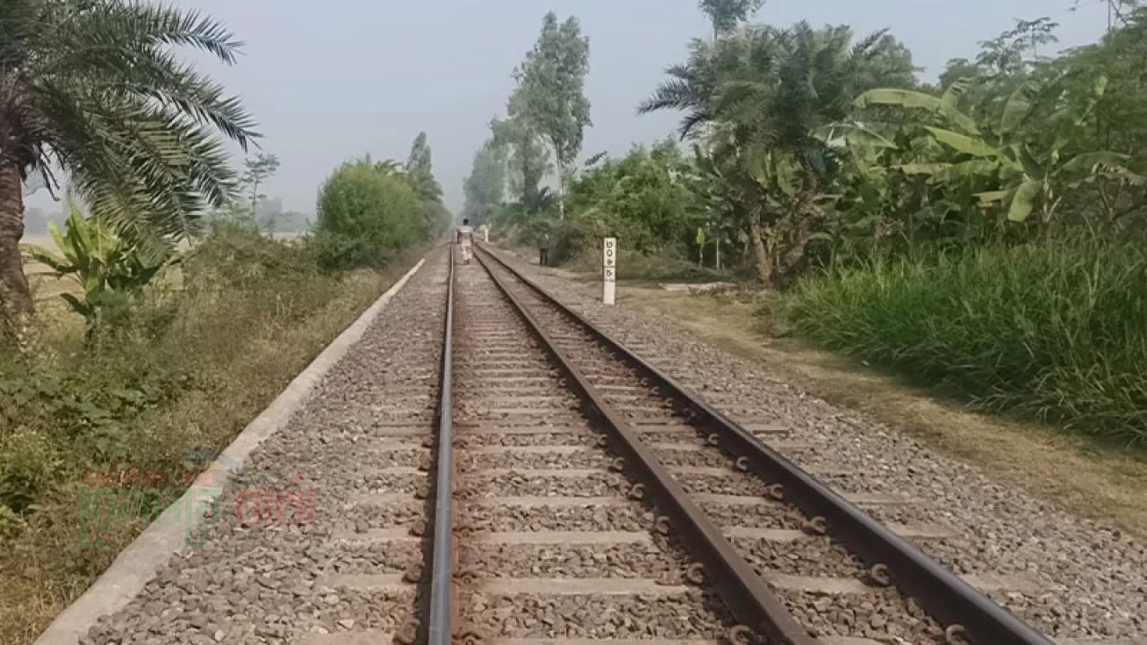 আক্কেলপুরে ট্রেনের ধাক্কায় যুবকের মৃত্যু
