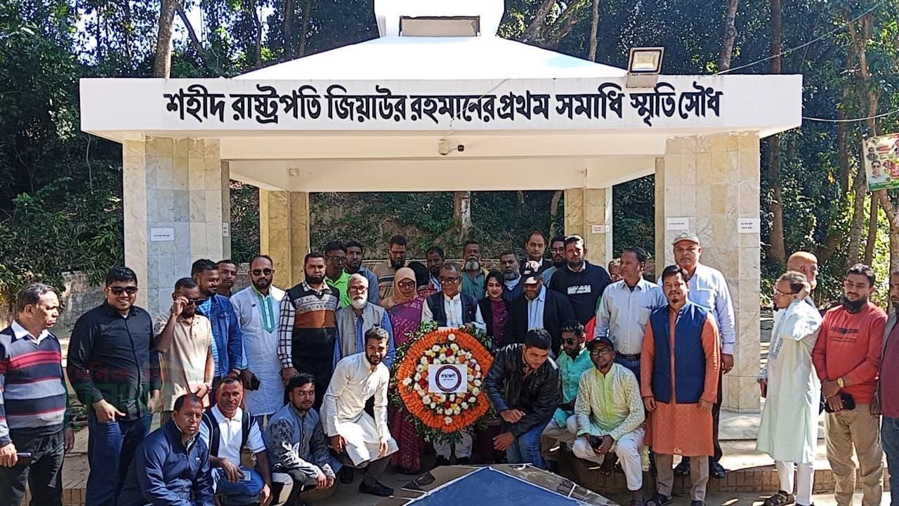 রেল শ্রমিকদলের ৪৫তম প্রতিষ্ঠাবার্ষিকীতে শহীদ জিয়ার সমাধিতে শ্রদ্ধা