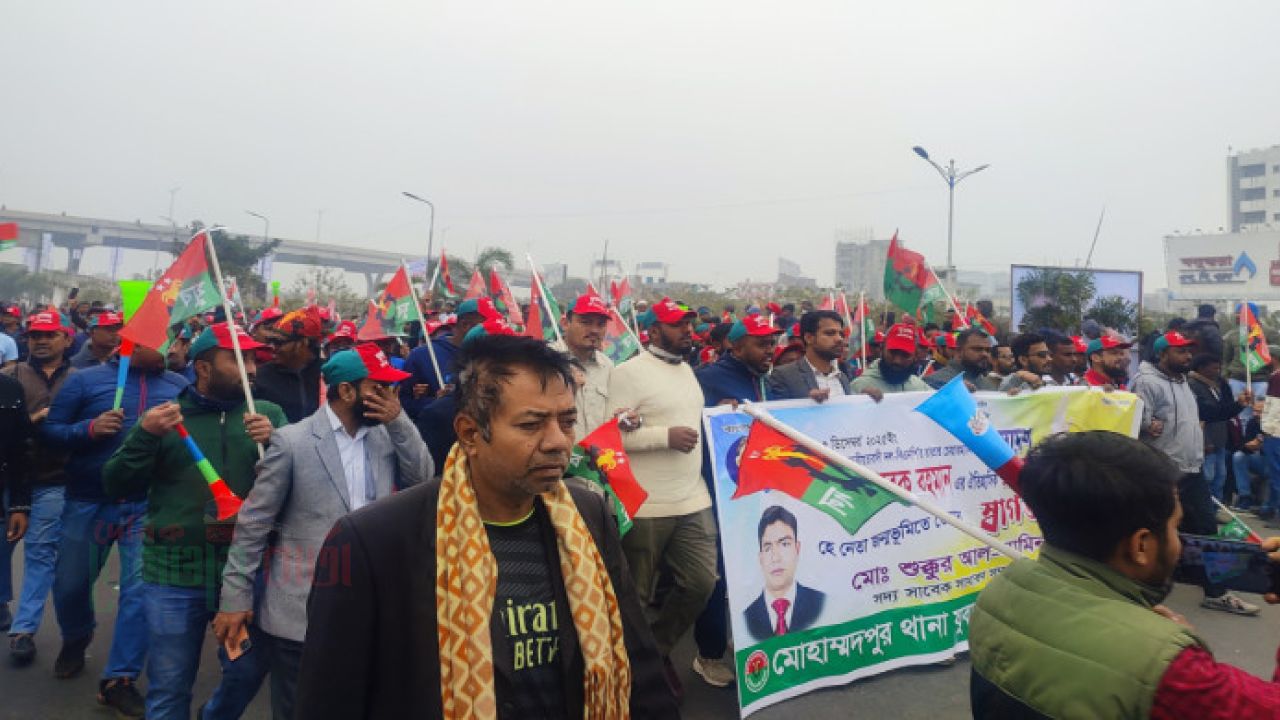 তারেক রহমানকে বরণে স্লোগানে প্রকম্পিত ৩০০ ফিট