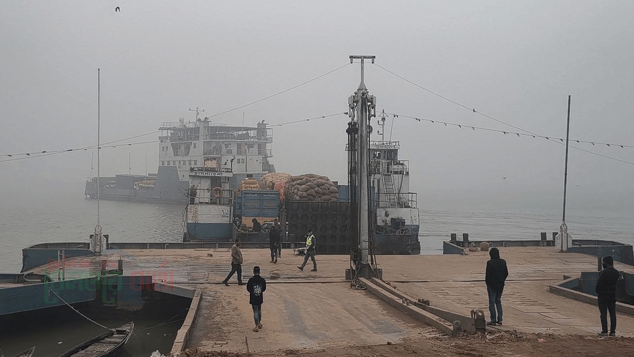 সাড়ে ৯ ঘণ্টা পর দৌলতদিয়া-পাটুরিয়া নৌরুটে ফেরি চলাচল শুরু