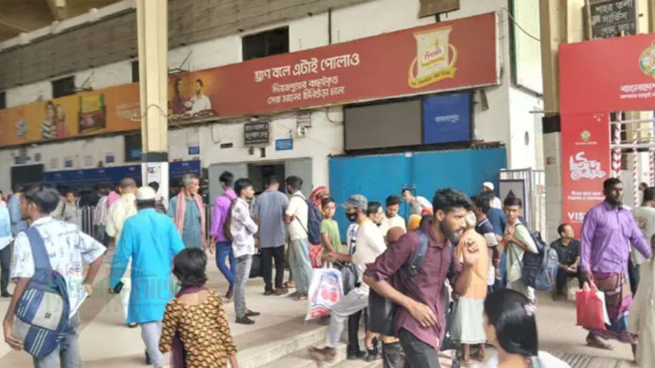 ট্রেনে প্রথমদিনের ঈদযাত্রায় নারী-শিশুই বেশি