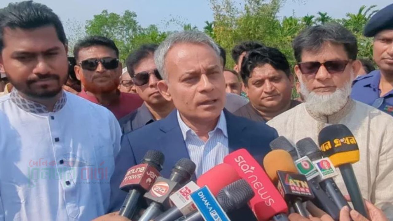 ঈদযাত্রা নির্বিঘ্ন করতে পাবলিক পরিবহনে পর্যাপ্ত তেল দেওয়া হচ্ছে