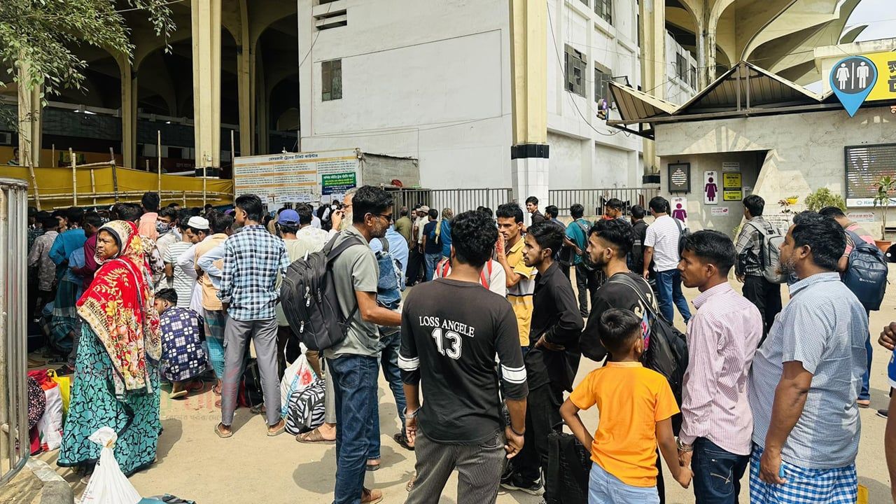 ঘরমুখো মানুষের ঢল কমলাপুরে, ভিড় থাকলেও নেই শিডিউল বিপর্যয়