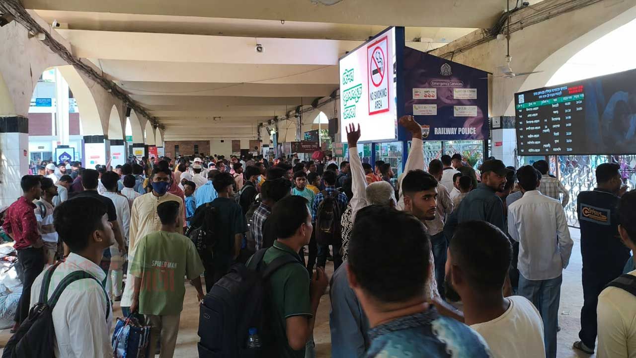 ট্রেনের জন্য প্লাটফর্মজুড়ে হাজারও মানুষের অপেক্ষা
