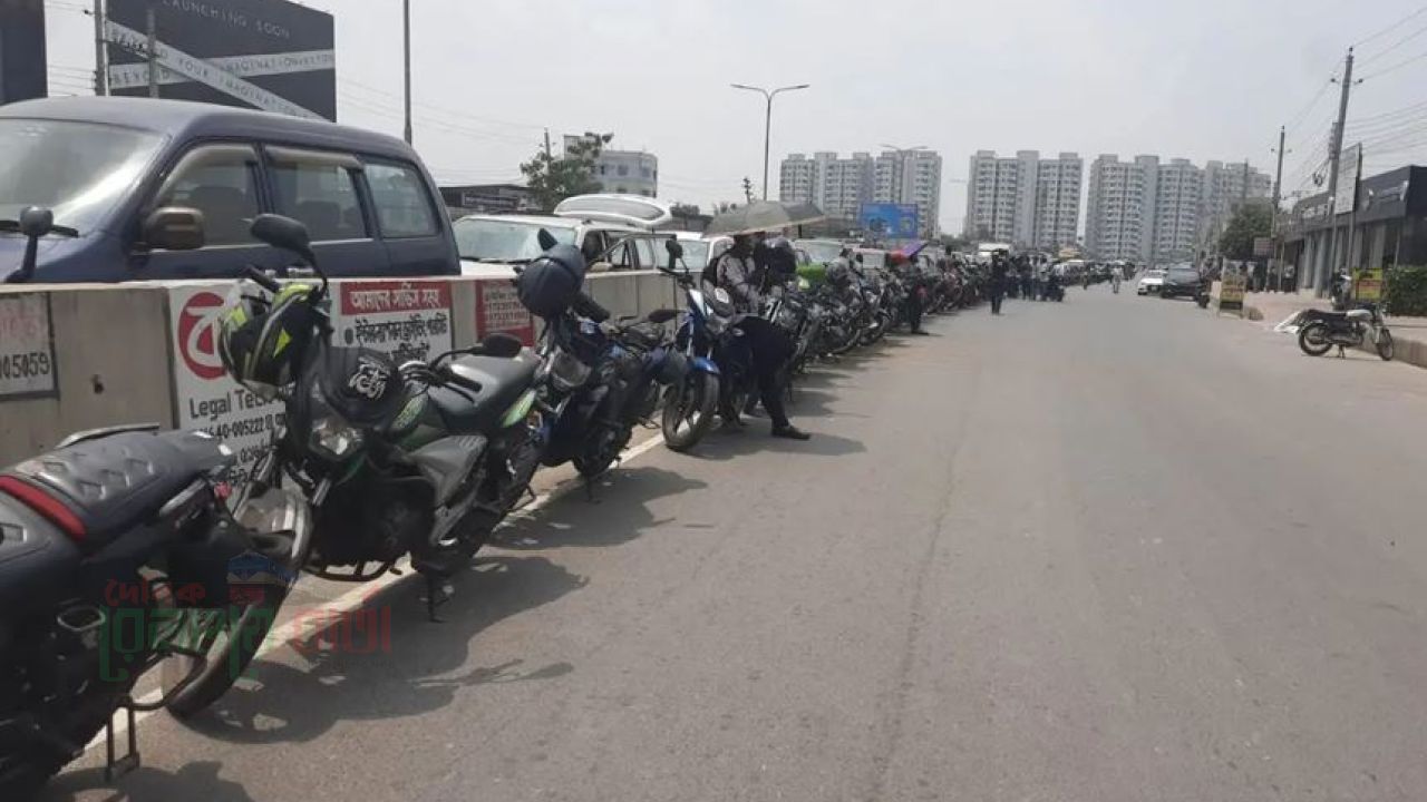 ‘৩০ ঘণ্টা লাইনে থেকেও মিলছে না তেল, পর্যাপ্ত মজুতের তথ্য শুধুই গল্প’