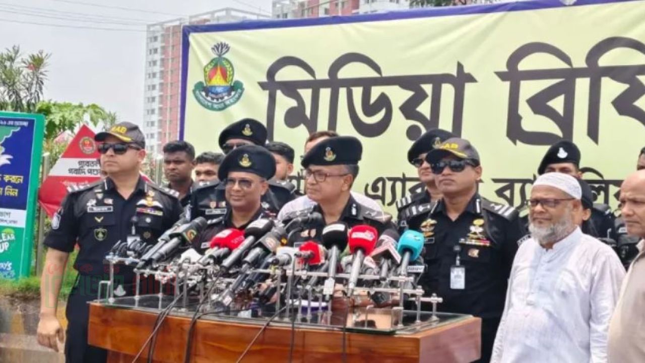 ছিনতাই ঝুঁকি এড়াতে হাটে ‘ক্যাশলেস লেনদেন’ করতে বললেন র‌্যাব ডিজি