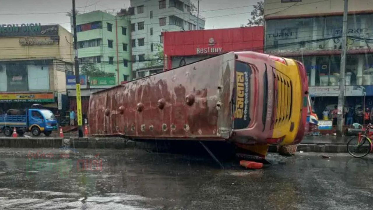 ইসলাম পরিবহনের বাস রোড ডিভাইডার ভেঙে আকাশ বাসে ধাক্কা, ৪ যাত্রী নিহত