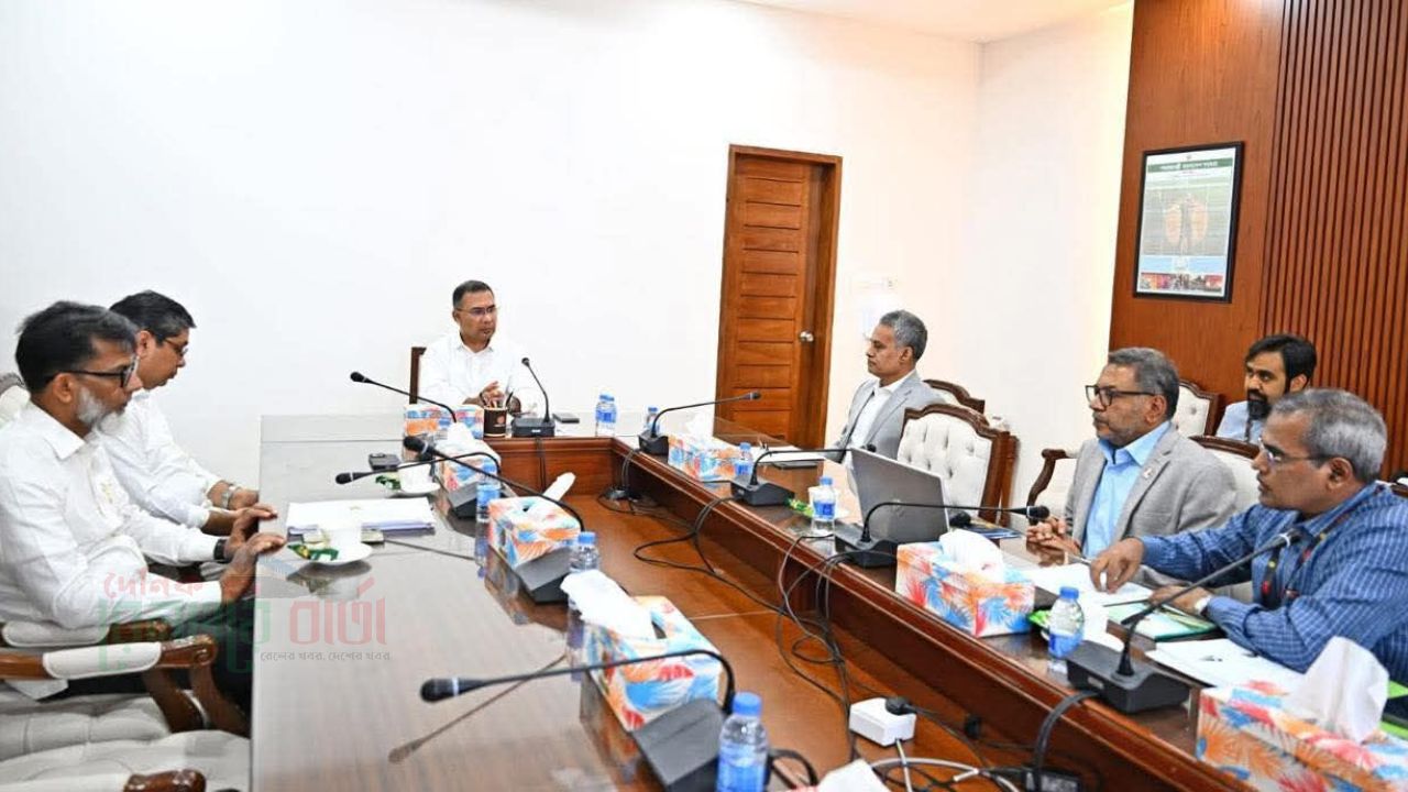 প্রধানমন্ত্রীর নিকট রেলের ভবিষ্যৎ কর্মপরিকল্পনা উপস্থাপনায় ডিজি আফজাল হোসেন 