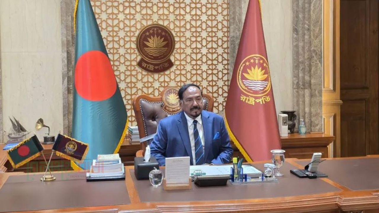 বঙ্গভবনে দাপ্তরিক কার্যক্রম শুরু করলেন ভারপ্রাপ্ত রাষ্ট্রপতি