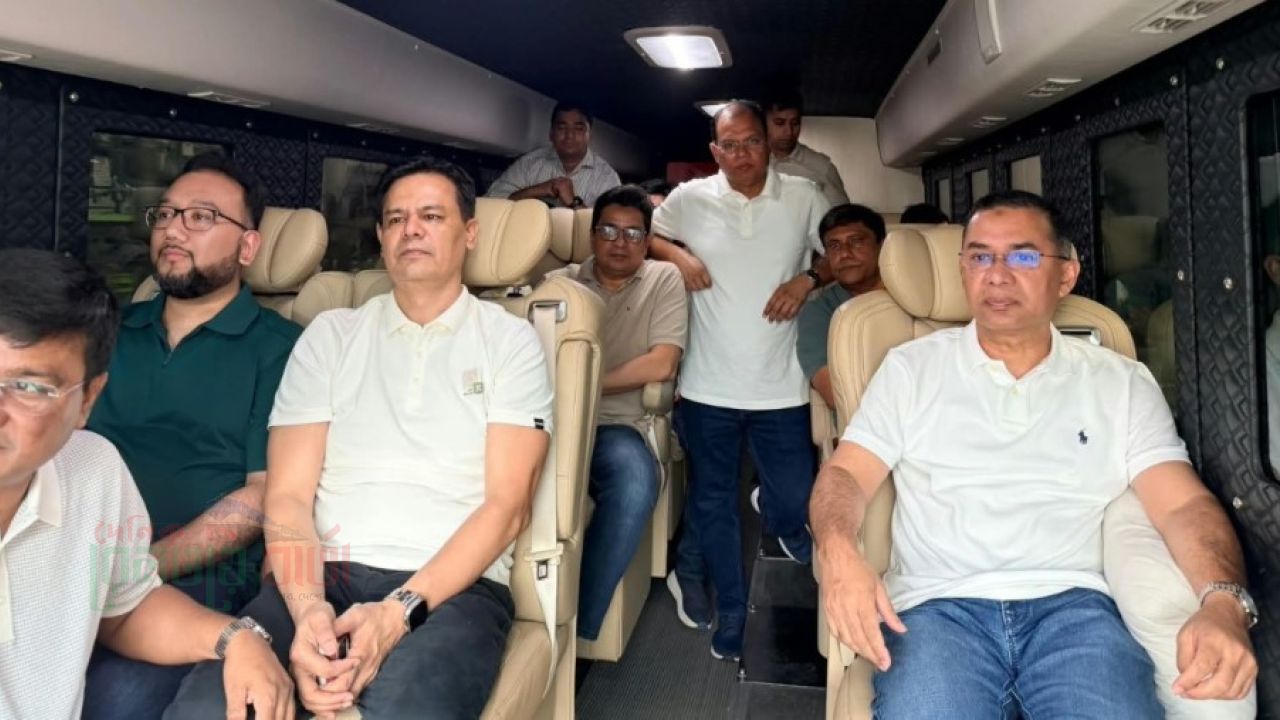 পথে পথে জনতার ঢল, প্রধানমন্ত্রীর গাড়ি ঘিরে পুষ্পবৃষ্টি