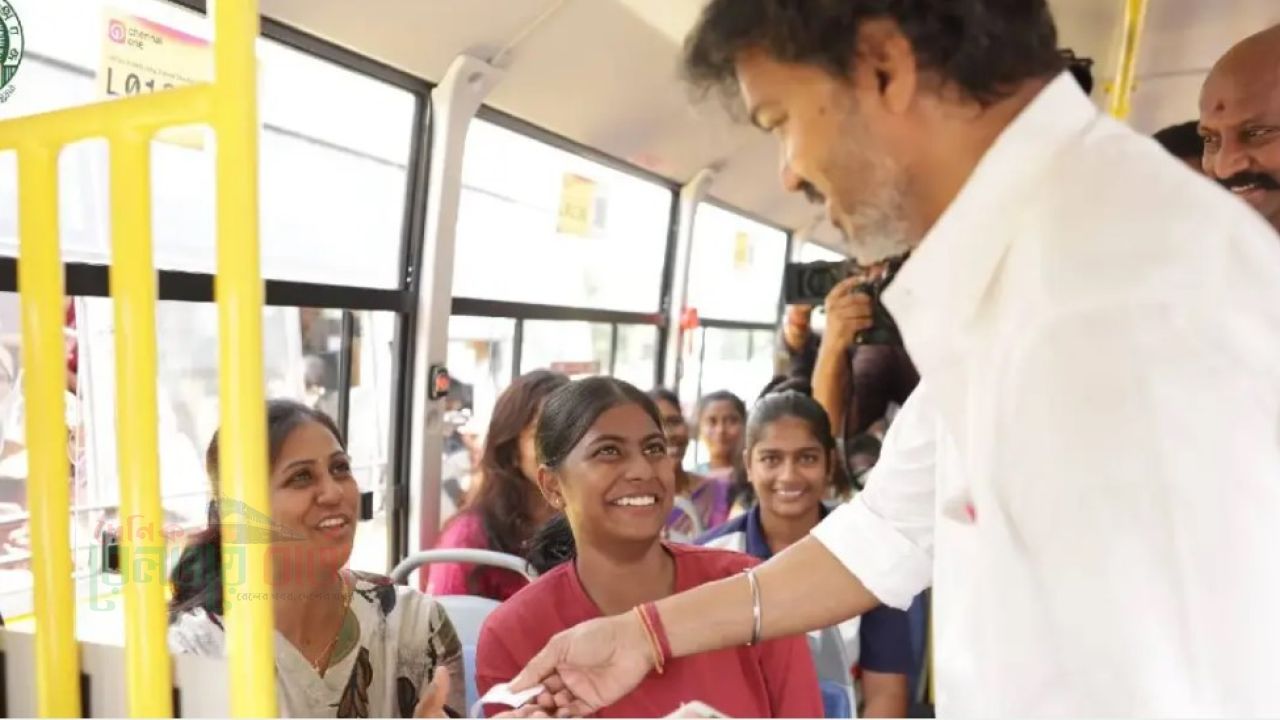 'দেখি, টিকিট দেখান...', হঠাৎ বাসে চেপেই কন্ডাক্টরের ভূমিকায় মুখ্যমন্ত্রী বিজয়! 