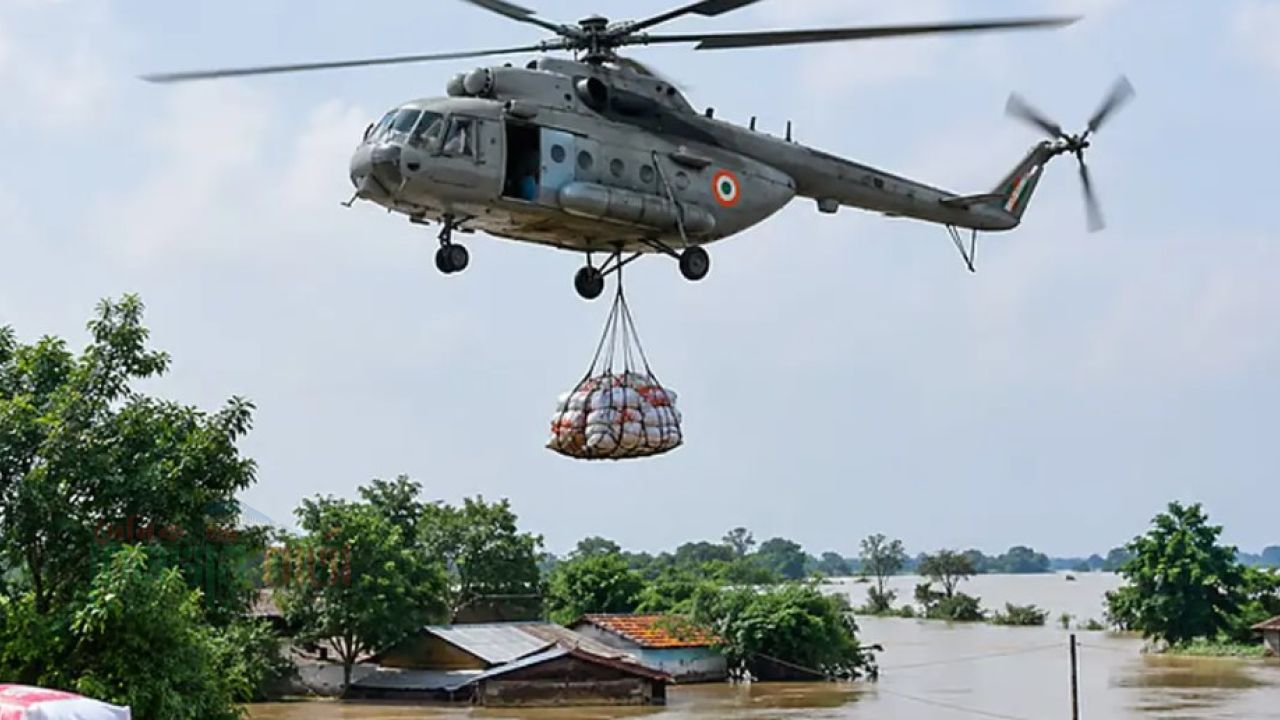 ভারতে বিমানবাহিনীর হেলিকপ্টার থেকে ফেলা ত্রাণ মাথায় পড়ে বৃদ্ধ নিহত