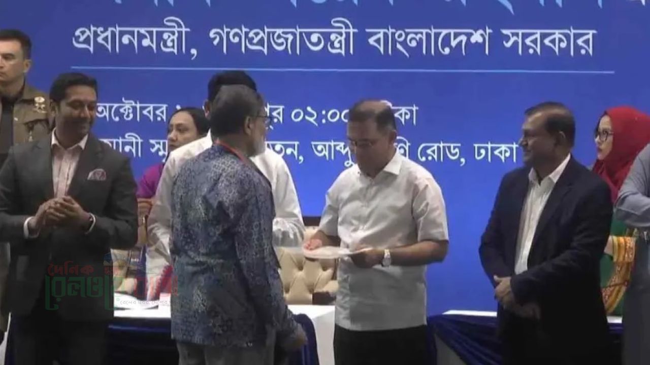 ১০২ গুণী শিক্ষকের হাতে সম্মাননা তুলে দিলেন প্রধানমন্ত্রী