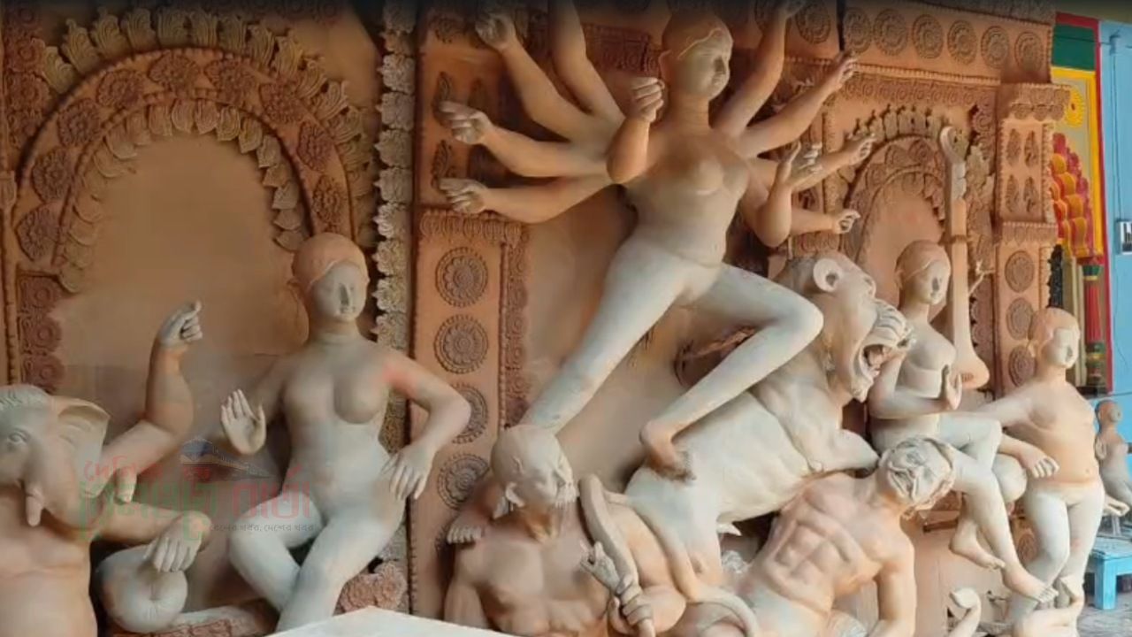 সীমান্তের কাঁটাতার পেরিয়ে আজও অমলিন ২২৫ বছরের ঐতিহ্য, পাঁচ রাউন্ড গুলি চালিয়েই শুরু হয় এই জমিদার বাড়ির পুজো