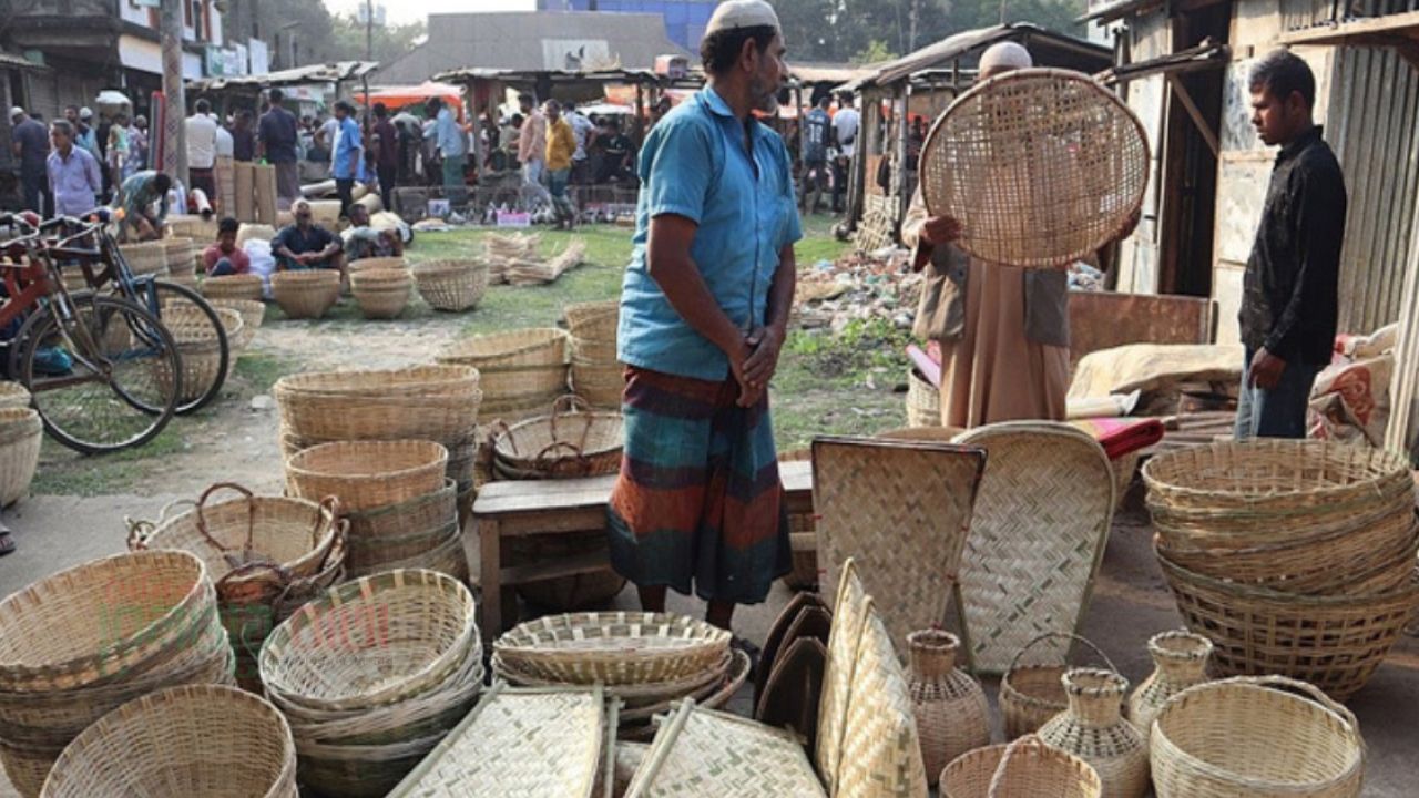 গ্রামীণ জীবনের ঐতিহ্যবাহী পসরা যে বাজারে
