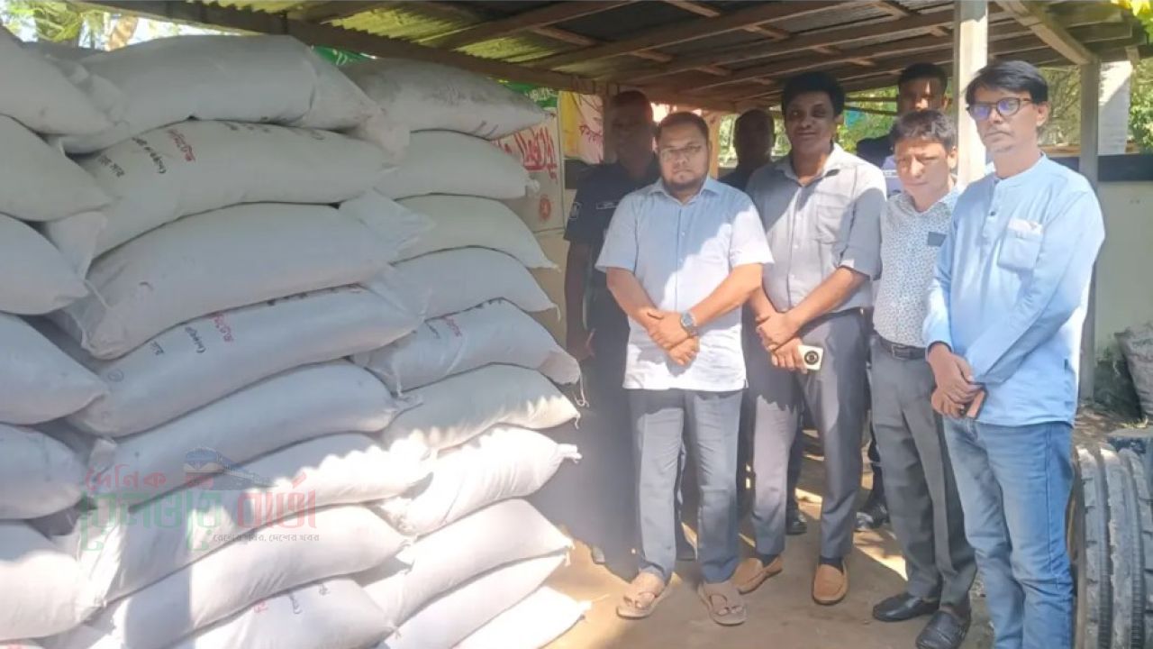 অবৈধভাবে পাচারের সময় ১২০ বস্তা সার জব্দ, ডিলারকে জরিমানা