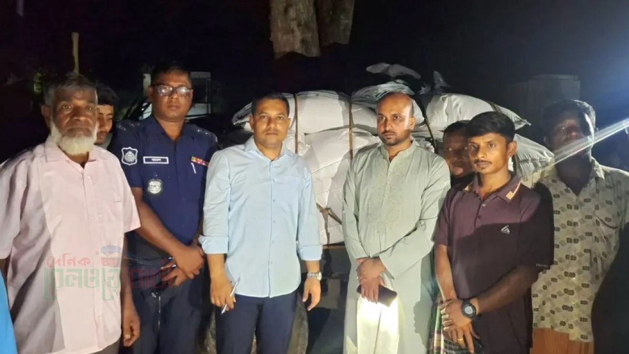 নওগাঁয় ১২০ বস্তা সার পাচারের চেষ্টা, জব্দ করল প্রশাসন
