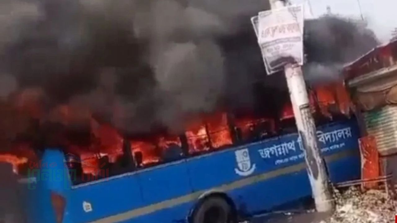 মাতুয়াইলের গ্যারেজে জবির বাসে আগুন