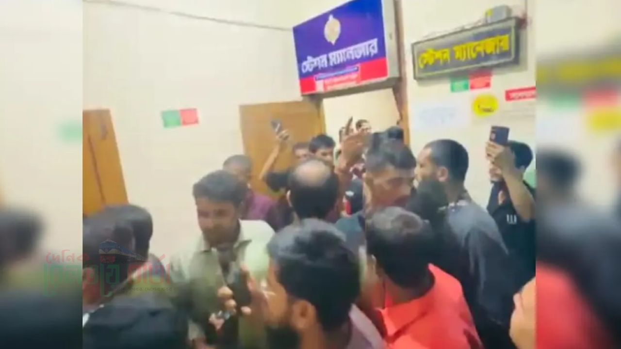 ৩ ঘণ্টা দেরিতে ছাড়ল ট্রেন, চট্টগ্রাম স্টেশনে যাত্রীদের বিক্ষোভ