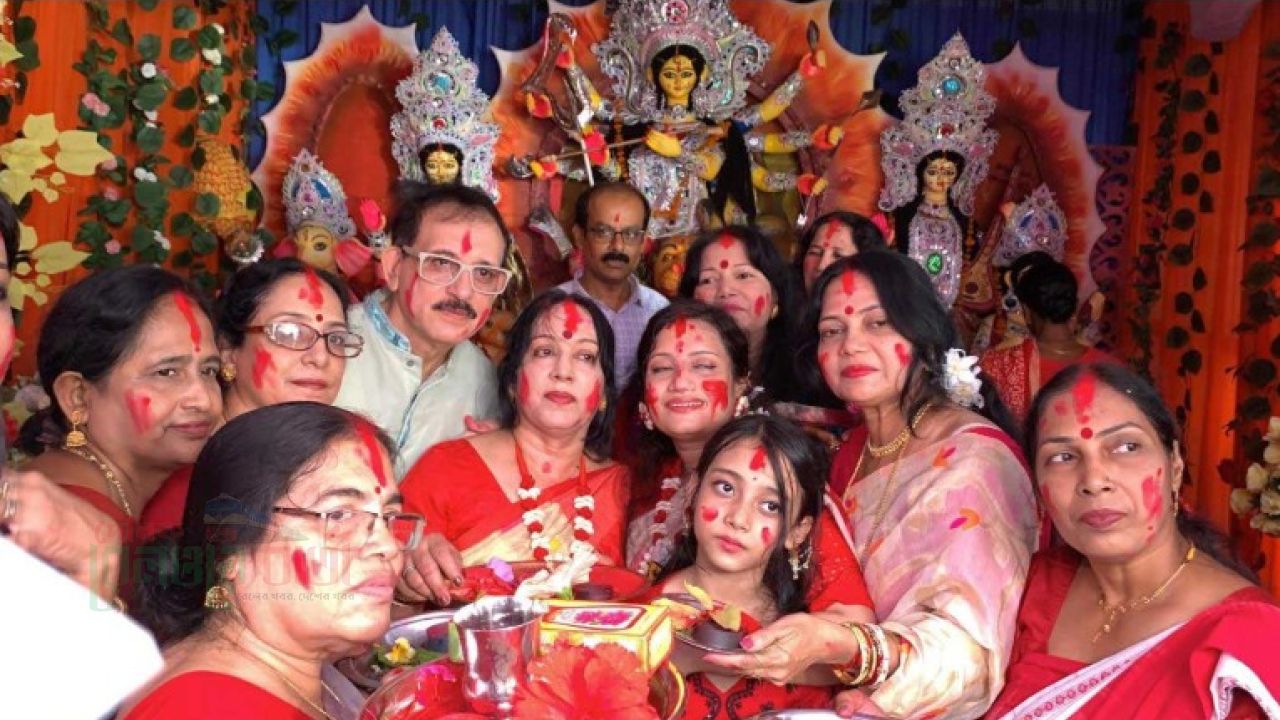সিঁদুর খেলা আর অশ্রুজলে দেবী দুর্গাকে বিদায়