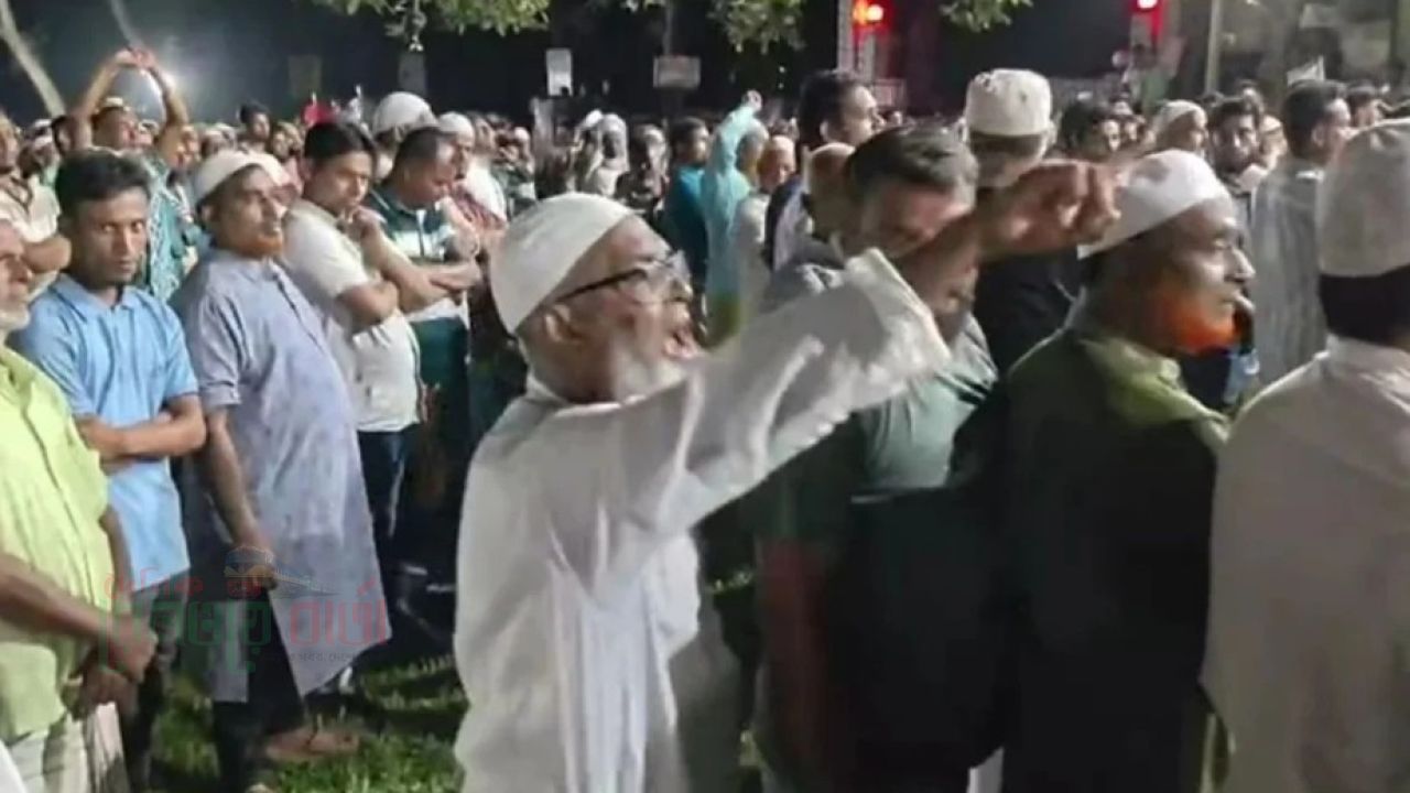 শাকিলের জানাজায় বক্তব্যের সময় এমপির উদ্দেশে ভুয়া ভুয়া স্লোগান