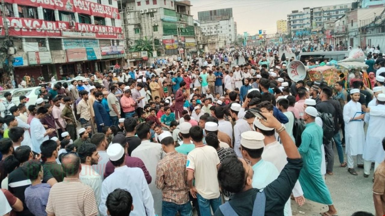 ঢাকা-ময়মনসিংহ মহাসড়ক অবরোধ করে শিক্ষার্থীদের বিক্ষোভ